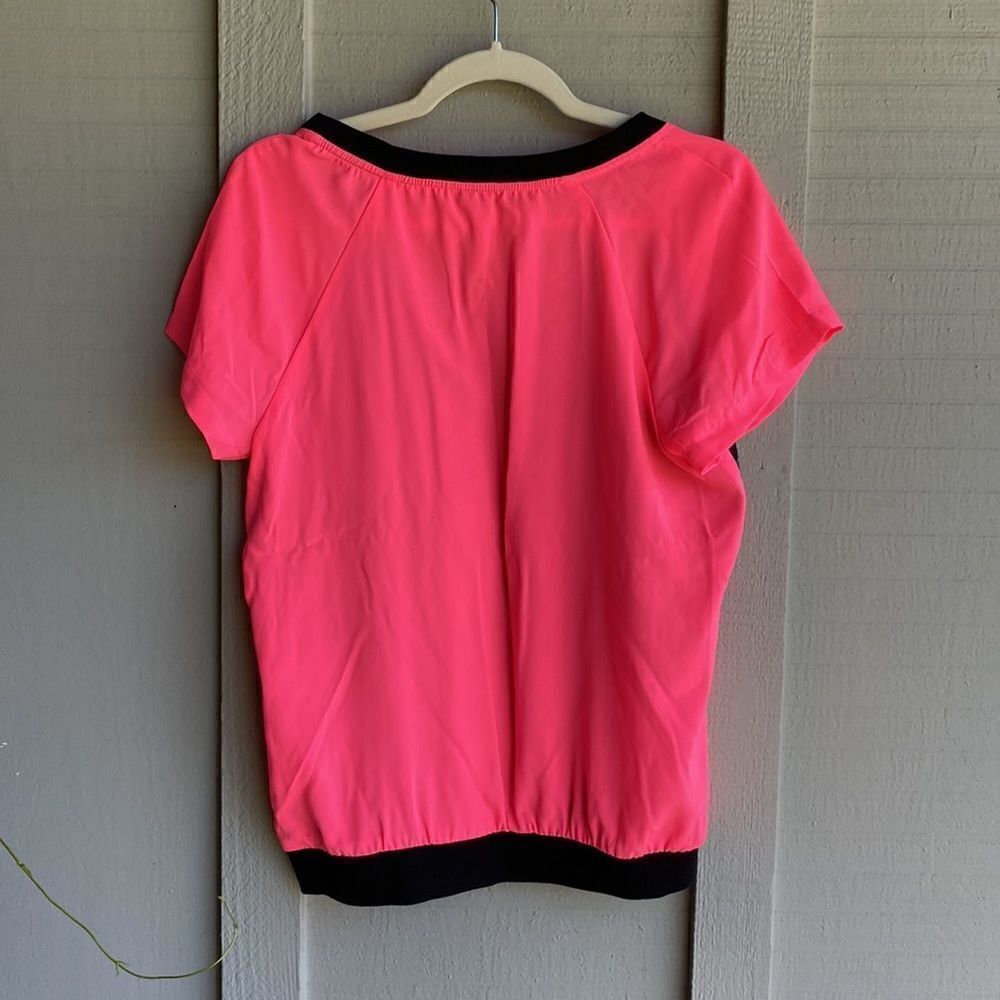 NWOT - KUT from the kloth neon pink sequin front short sleeve top Size: M - Picture 4 of 9